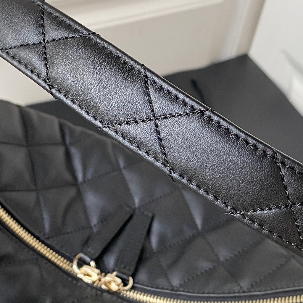 Grand sac hobo CC 37 cm en cuir d'agneau noir et matériel doré