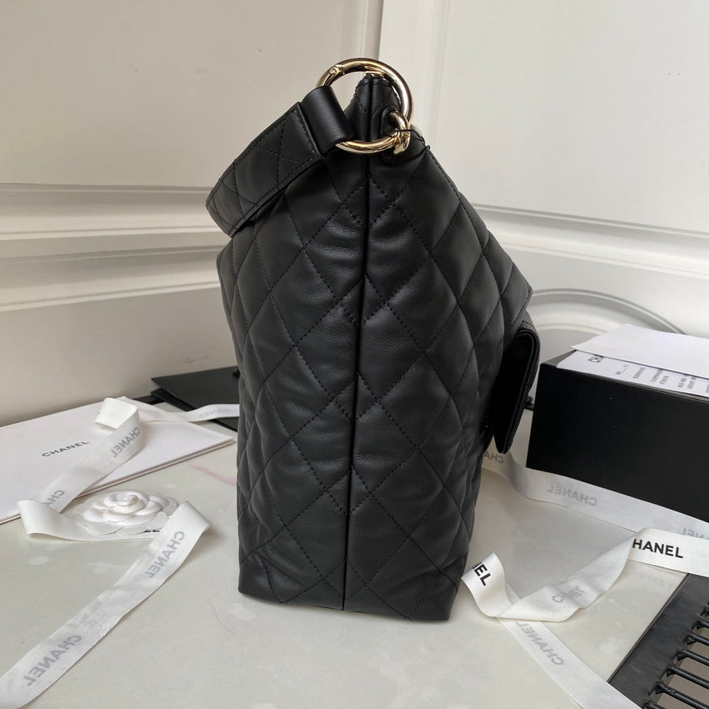 Grand sac hobo CC 37 cm en cuir d'agneau noir et matériel doré