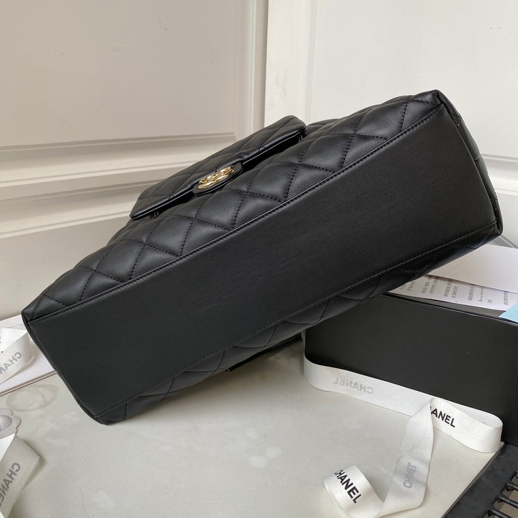 Grand sac hobo CC 37 cm en cuir d'agneau noir et matériel doré