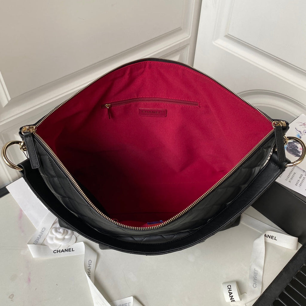 Grand sac hobo CC 37 cm en cuir d'agneau noir et matériel doré