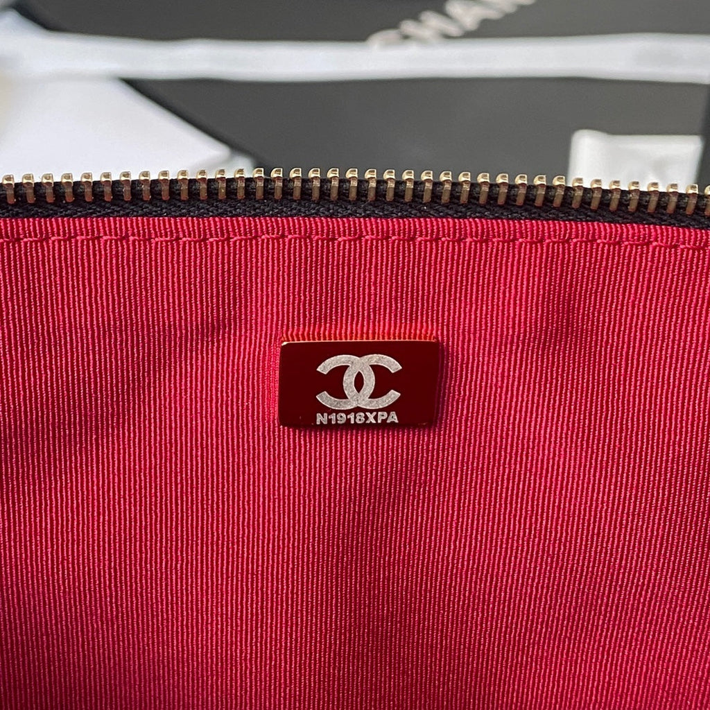 Grand sac hobo CC 37 cm en cuir d'agneau noir et matériel doré