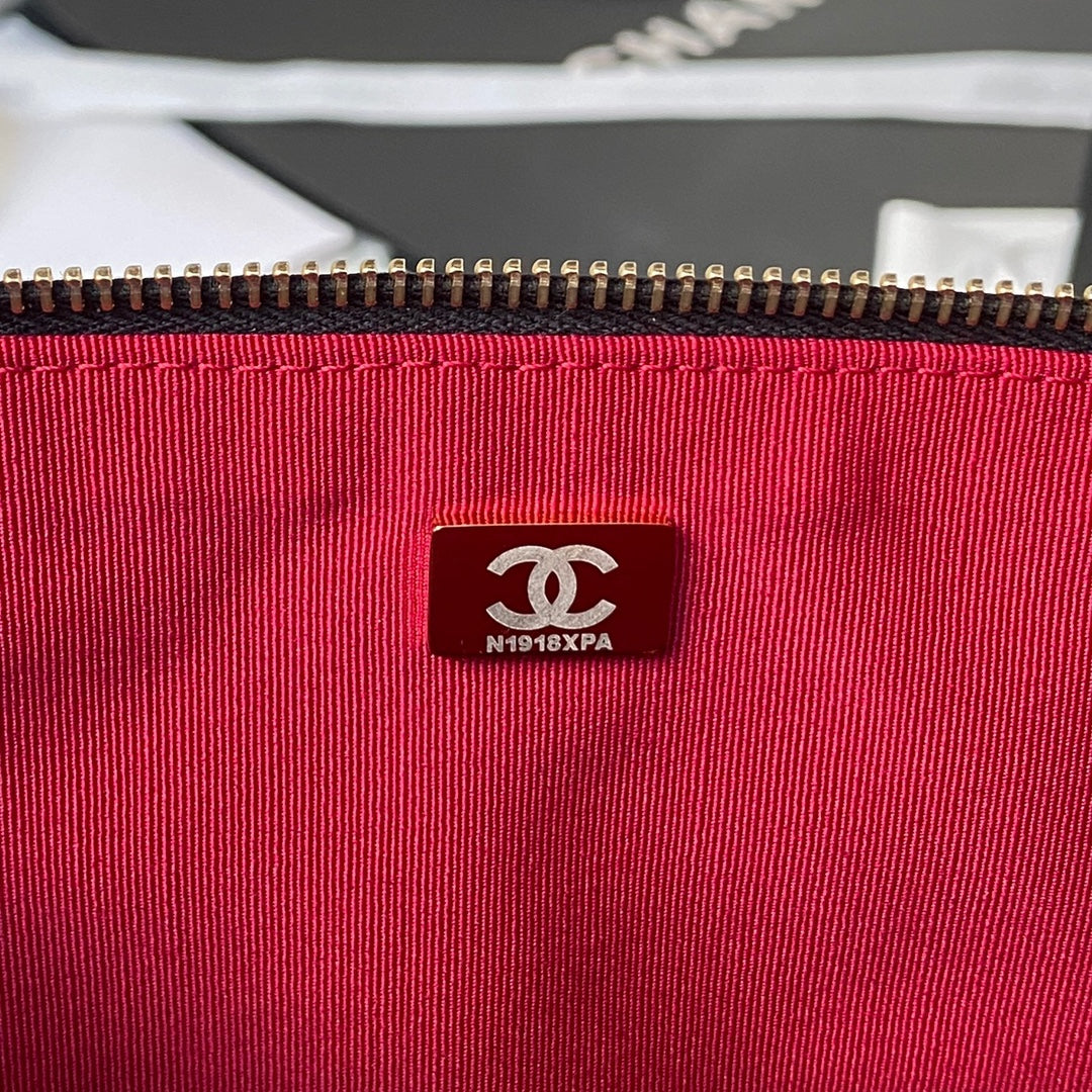 Grand sac hobo CC 37 cm en cuir d'agneau noir et matériel doré