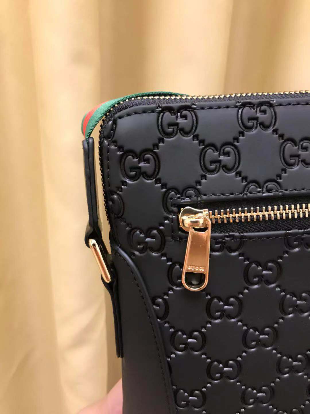 SAC À BANDOULIÈRE GG EN CUIR NOIR ET ROUGE