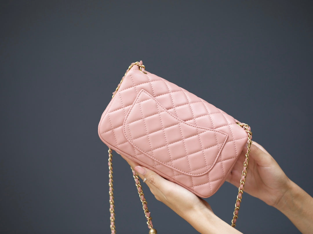 MINI SAC À RABAT RECTANGLE 20 CM EN CUIR D'AGNEAU ROSE QUINCAILLERIE DORÉ