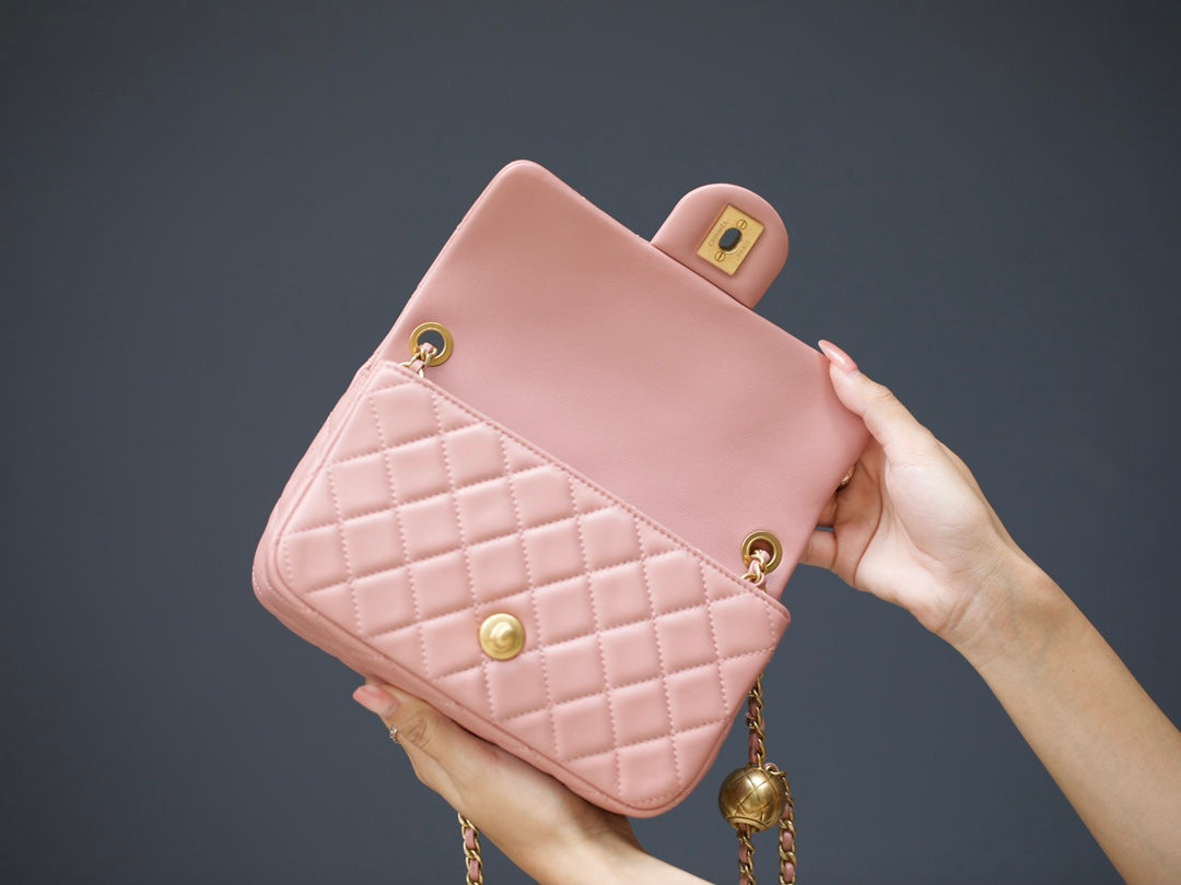 MINI SAC À RABAT RECTANGLE 20 CM EN CUIR D'AGNEAU ROSE QUINCAILLERIE DORÉ