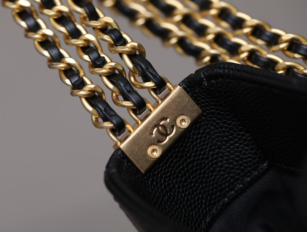 Sac bandoulière CC HOBO 23 cm Noir Caviar Quincaillerie dorée
