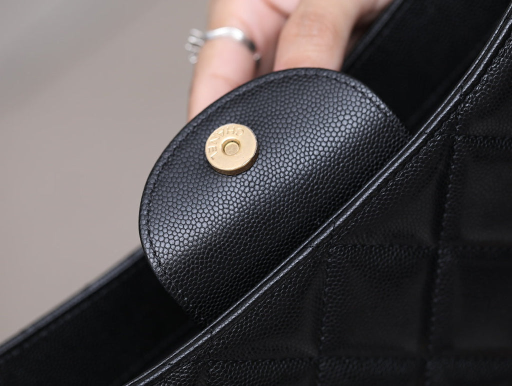 Sac bandoulière CC HOBO 23 cm Noir Caviar Quincaillerie dorée