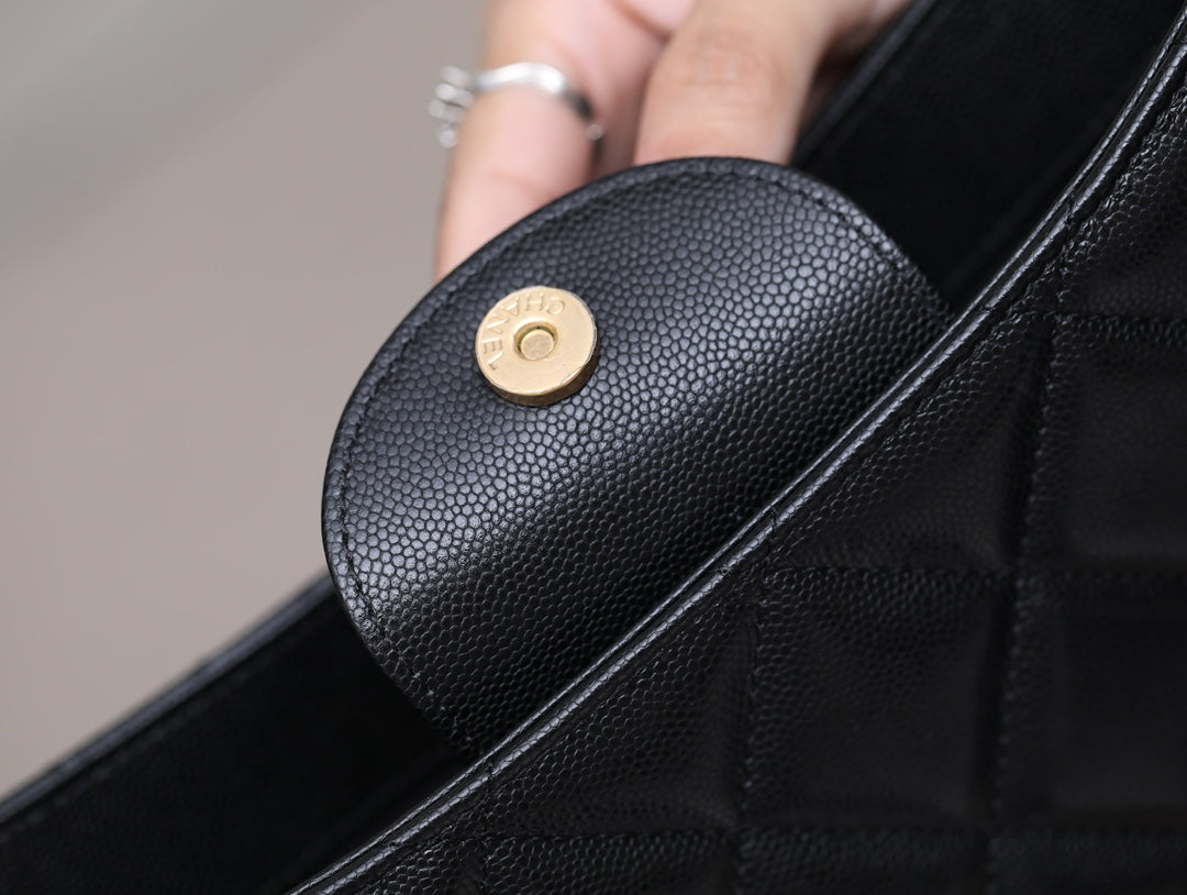 Sac bandoulière CC HOBO 23 cm Noir Caviar Quincaillerie dorée