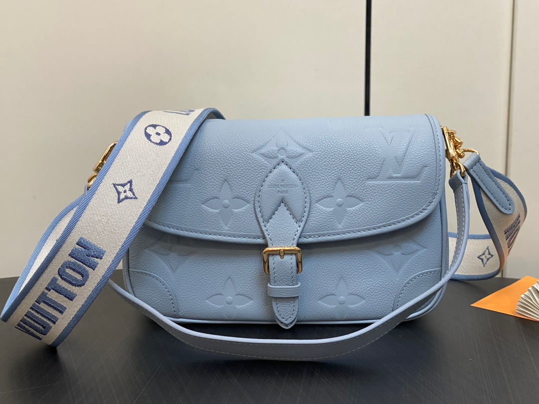 DIANE 24 CUIR EMPREINTE MONOGRAMME BLEU CLAIR