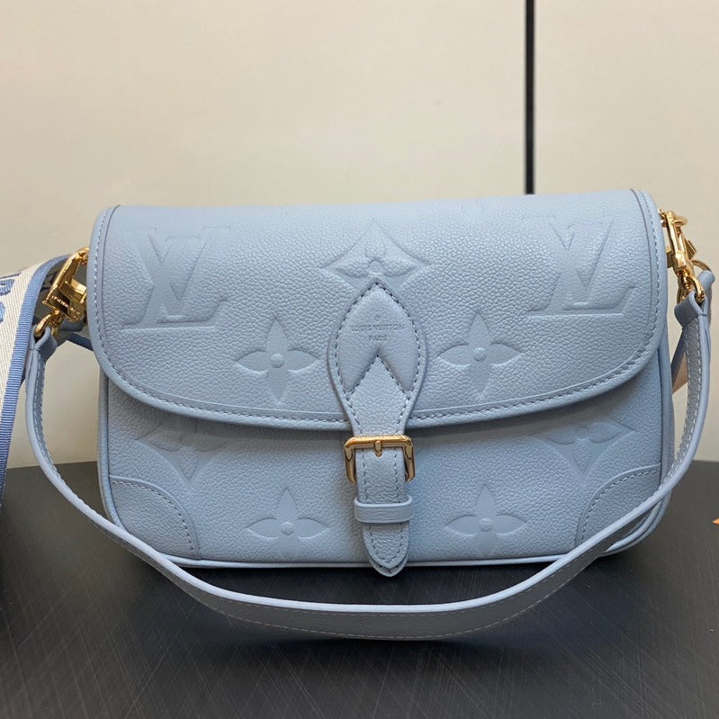 DIANE 24 CUIR EMPREINTE MONOGRAMME BLEU CLAIR