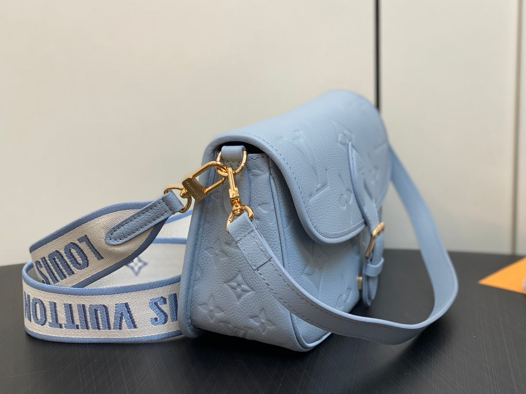 DIANE 24 CUIR EMPREINTE MONOGRAMME BLEU CLAIR