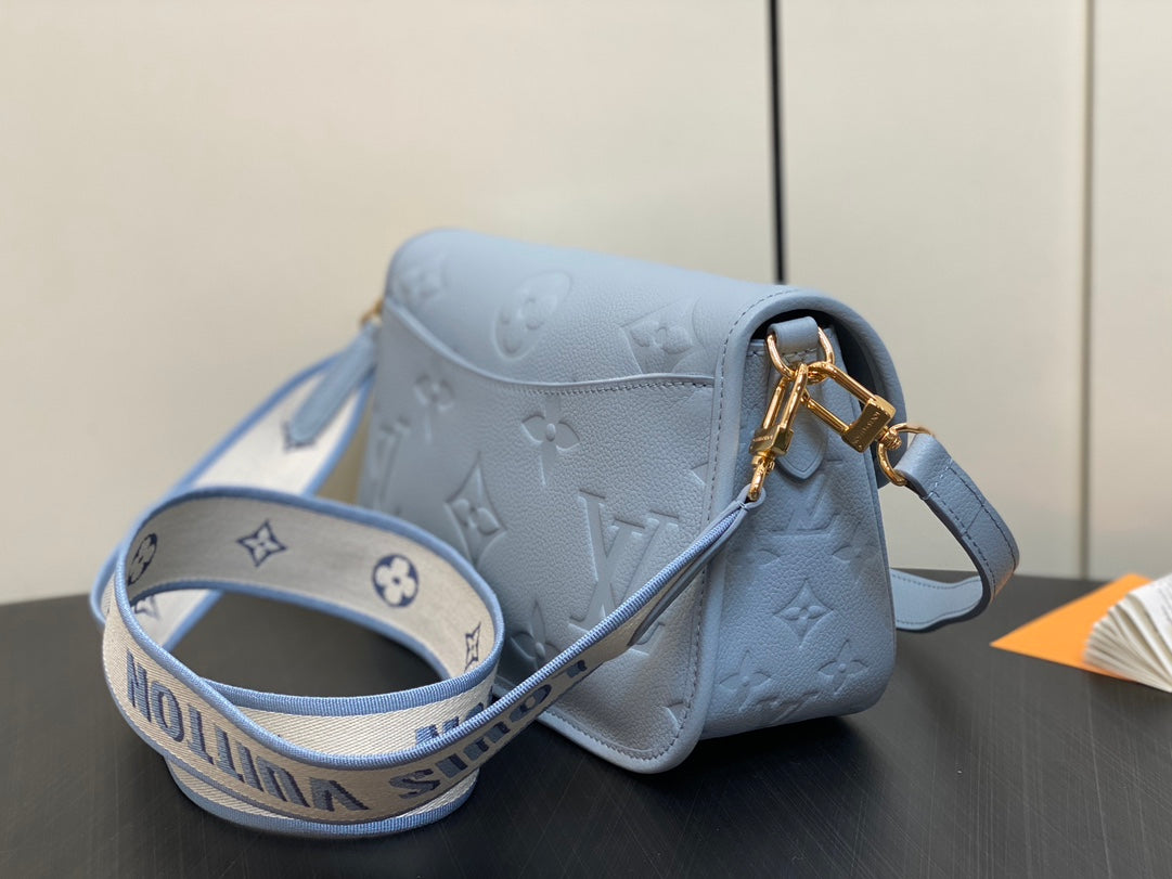 DIANE 24 CUIR EMPREINTE MONOGRAMME BLEU CLAIR