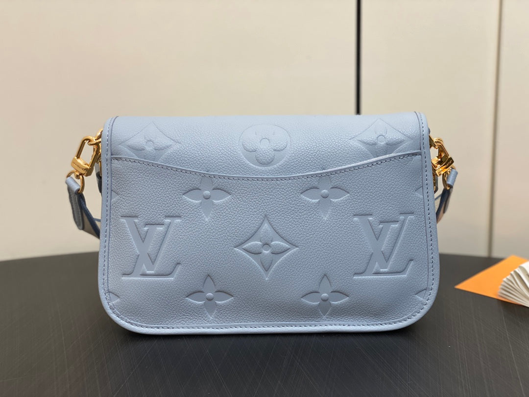 DIANE 24 CUIR EMPREINTE MONOGRAMME BLEU CLAIR
