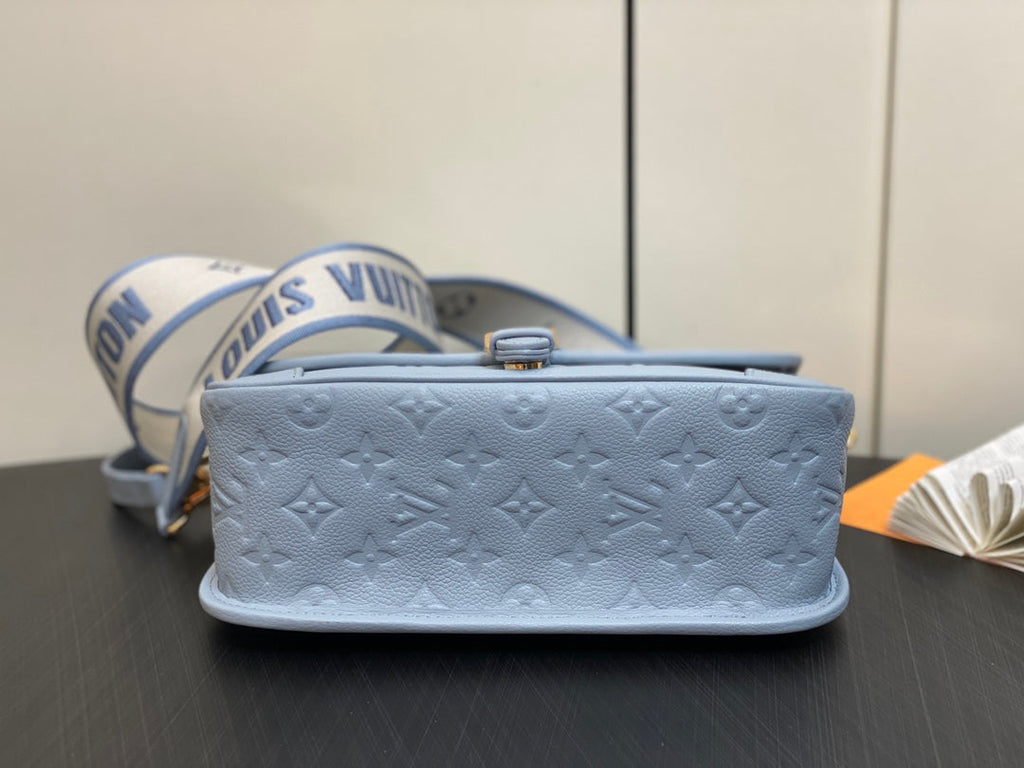 DIANE 24 CUIR EMPREINTE MONOGRAMME BLEU CLAIR