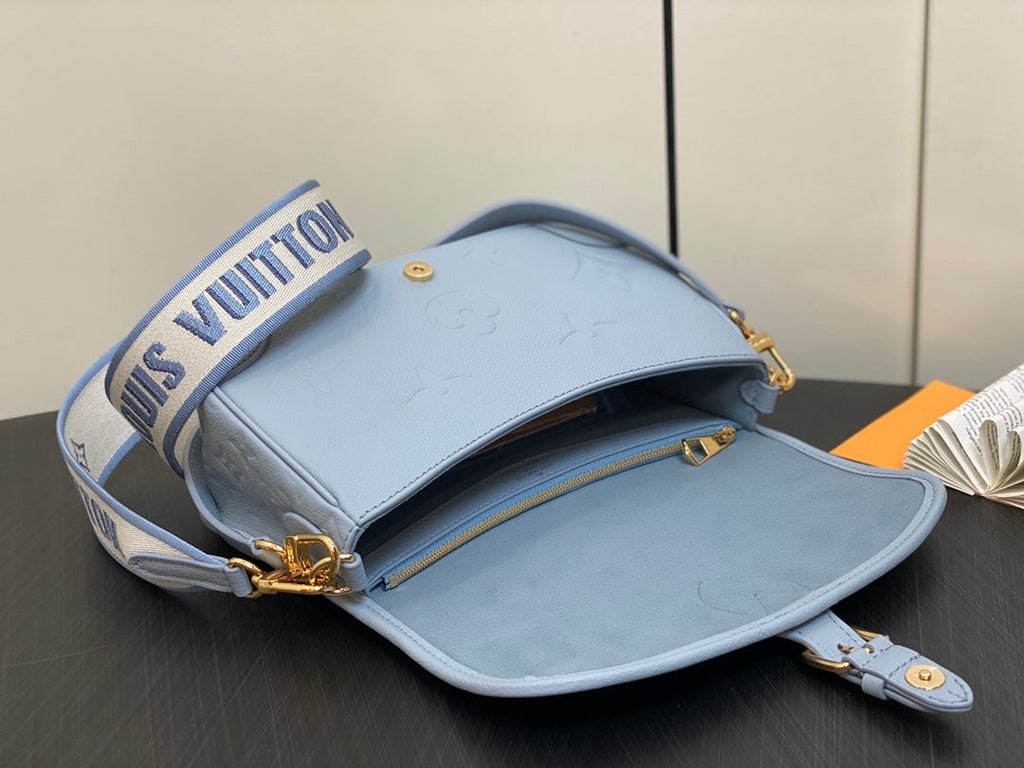 DIANE 24 CUIR EMPREINTE MONOGRAMME BLEU CLAIR
