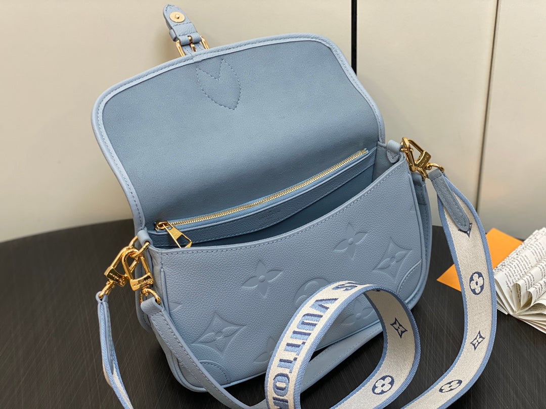 DIANE 24 CUIR EMPREINTE MONOGRAMME BLEU CLAIR