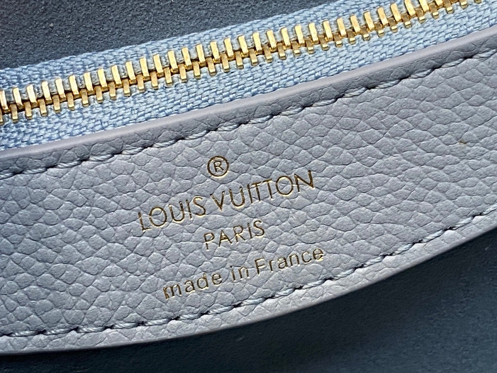 DIANE 24 CUIR EMPREINTE MONOGRAMME BLEU CLAIR