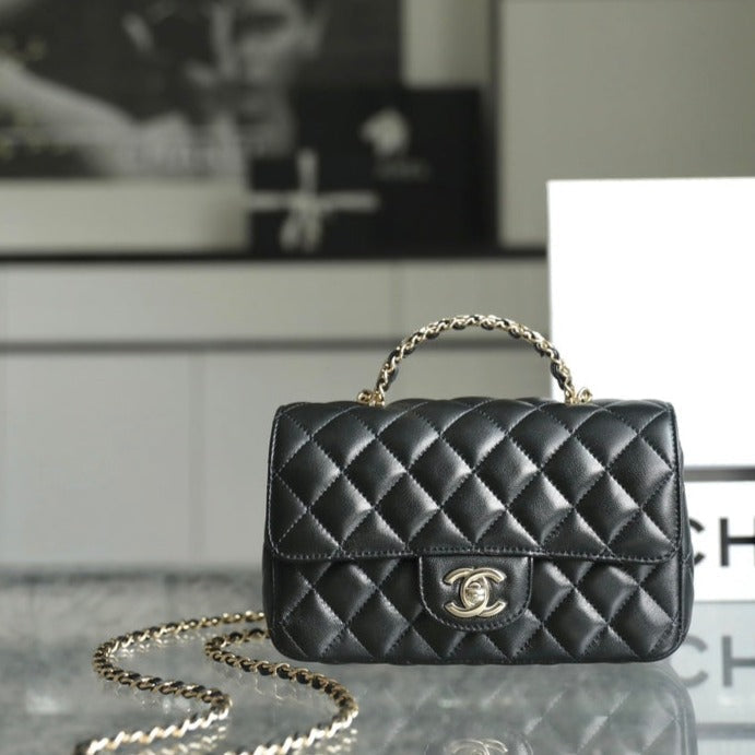MINI SAC À RABAT RECTANGLE AVEC POIGNÉE SUPÉRIEURE 20 CM EN CUIR D'AGNEAU NOIR ET QUINCAILLERIE ARGENTÉE