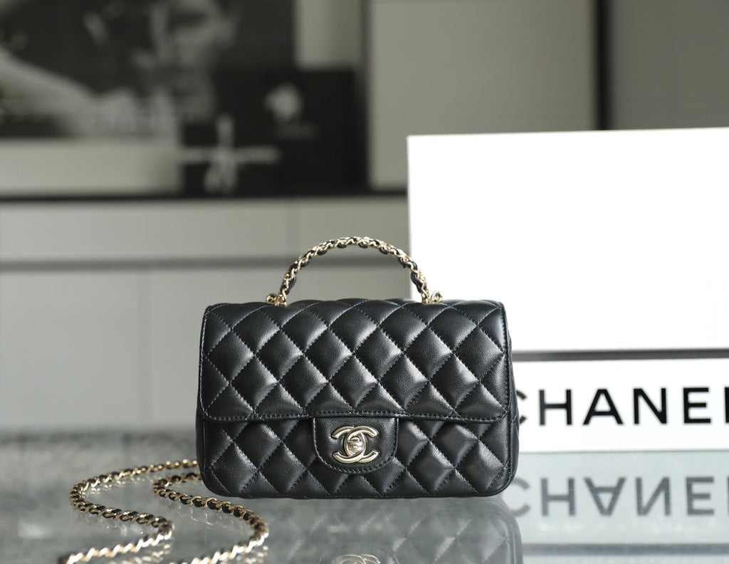 MINI SAC À RABAT RECTANGLE AVEC POIGNÉE SUPÉRIEURE 20 CM EN CUIR D'AGNEAU NOIR ET QUINCAILLERIE ARGENTÉE