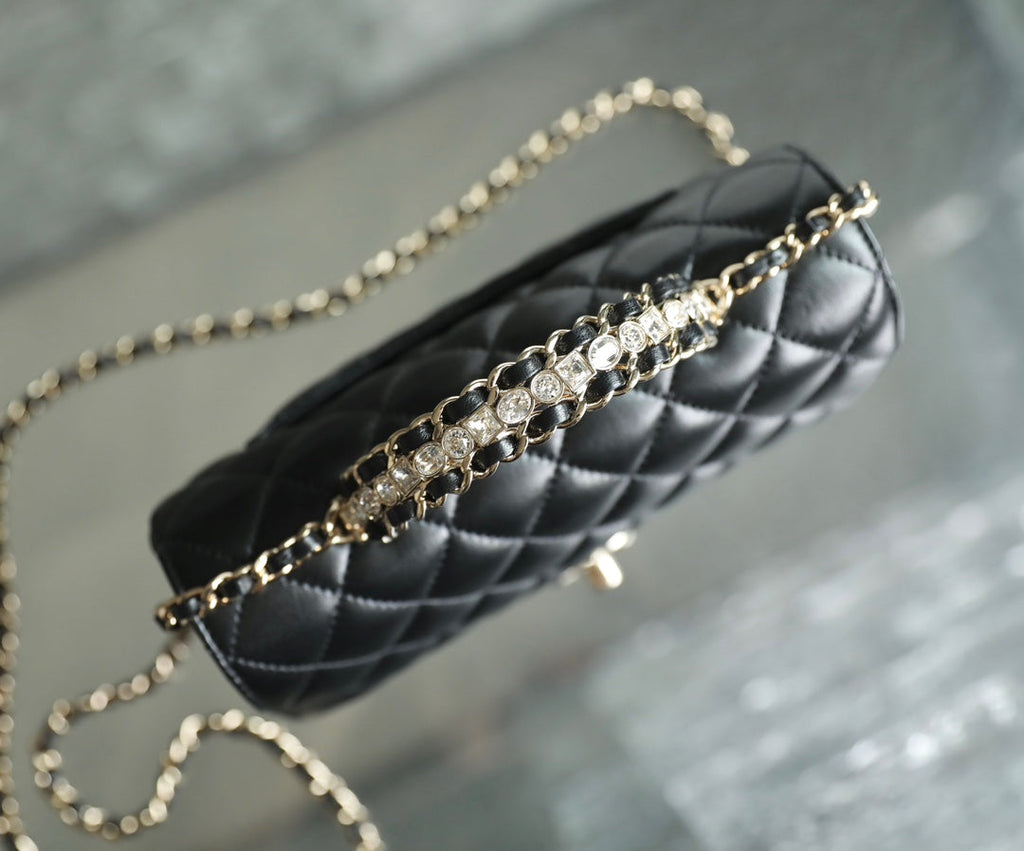 MINI SAC À RABAT RECTANGLE AVEC POIGNÉE SUPÉRIEURE 20 CM EN CUIR D'AGNEAU NOIR ET QUINCAILLERIE ARGENTÉE
