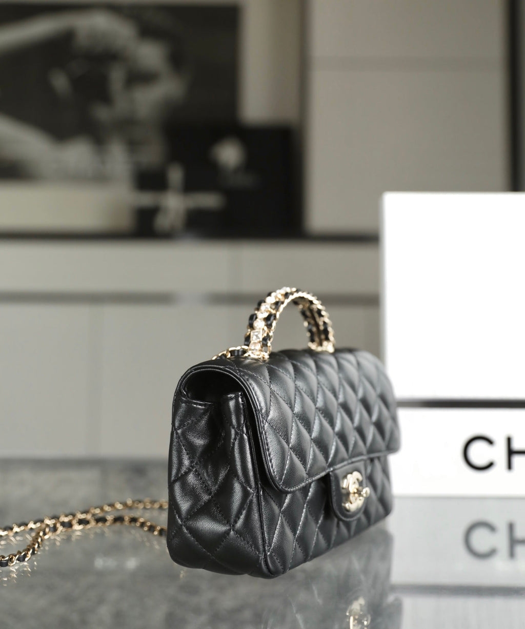 MINI SAC À RABAT RECTANGLE AVEC POIGNÉE SUPÉRIEURE 20 CM EN CUIR D'AGNEAU NOIR ET QUINCAILLERIE ARGENTÉE