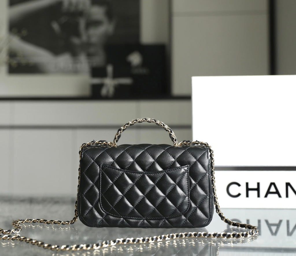 MINI SAC À RABAT RECTANGLE AVEC POIGNÉE SUPÉRIEURE 20 CM EN CUIR D'AGNEAU NOIR ET QUINCAILLERIE ARGENTÉE