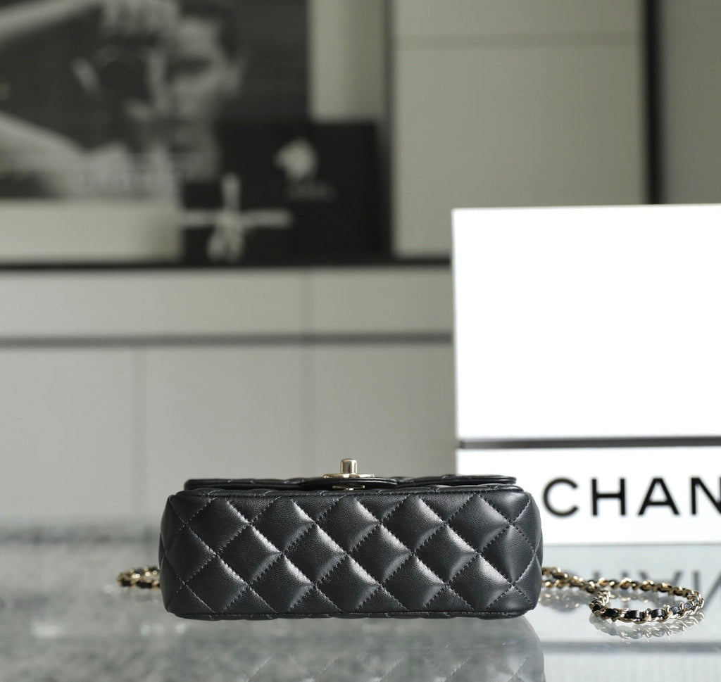 MINI SAC À RABAT RECTANGLE AVEC POIGNÉE SUPÉRIEURE 20 CM EN CUIR D'AGNEAU NOIR ET QUINCAILLERIE ARGENTÉE