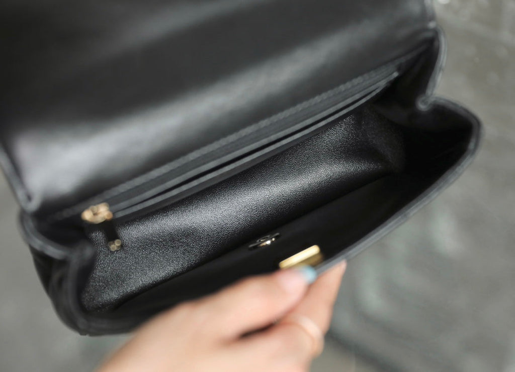 MINI SAC À RABAT RECTANGLE AVEC POIGNÉE SUPÉRIEURE 20 CM EN CUIR D'AGNEAU NOIR ET QUINCAILLERIE ARGENTÉE