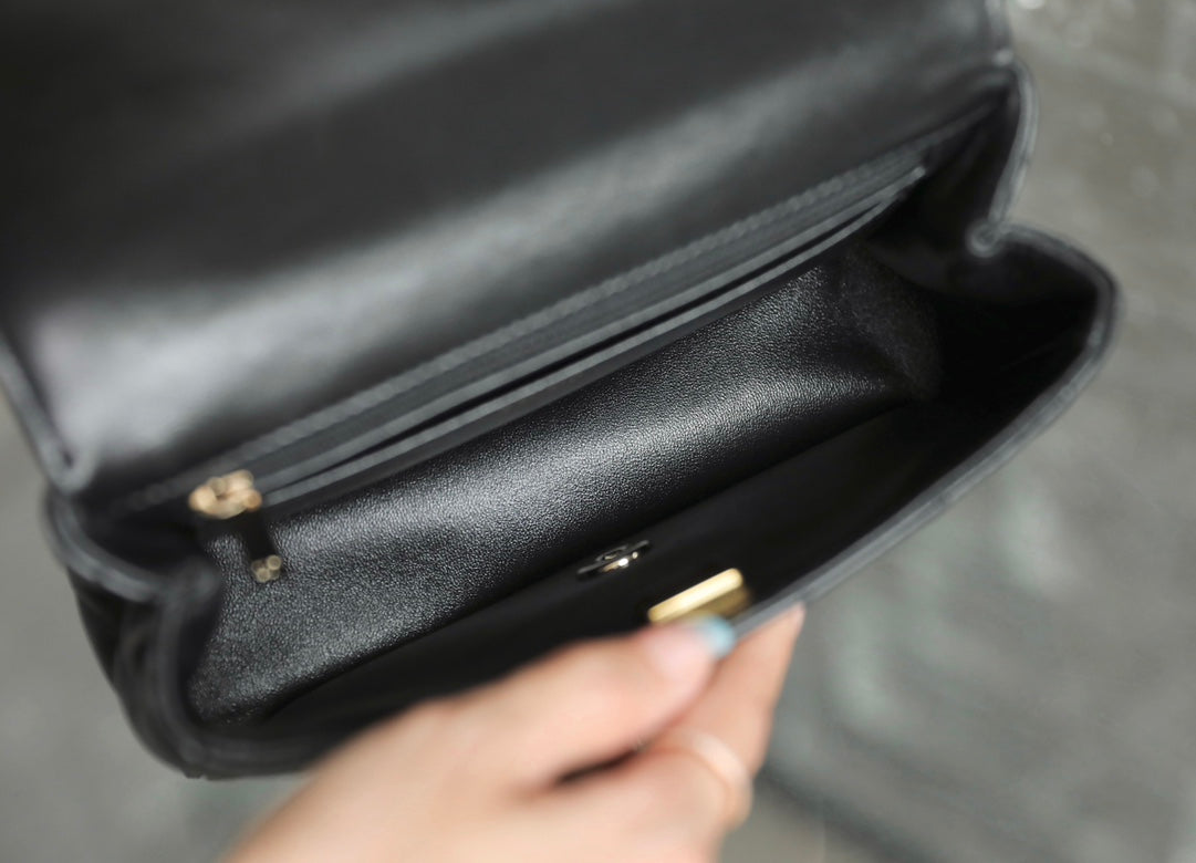 MINI SAC À RABAT RECTANGLE AVEC POIGNÉE SUPÉRIEURE 20 CM EN CUIR D'AGNEAU NOIR ET QUINCAILLERIE ARGENTÉE