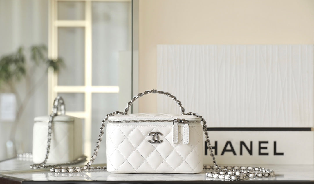 TROUSSE DE VANITY CC 17 EN CUIR D'AGNEAU BLANC QUINCAILLERIE ARGENTÉE 