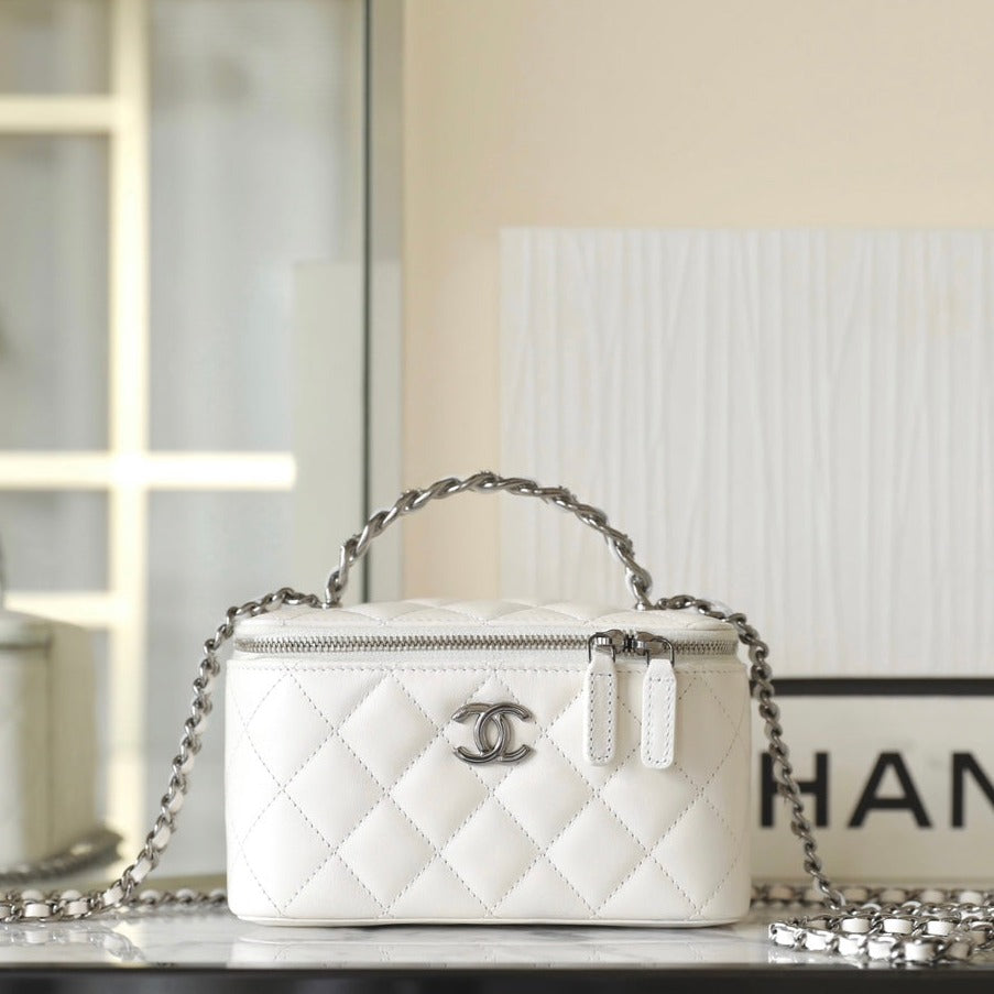 TROUSSE DE VANITY CC 17 EN CUIR D'AGNEAU BLANC QUINCAILLERIE ARGENTÉE 