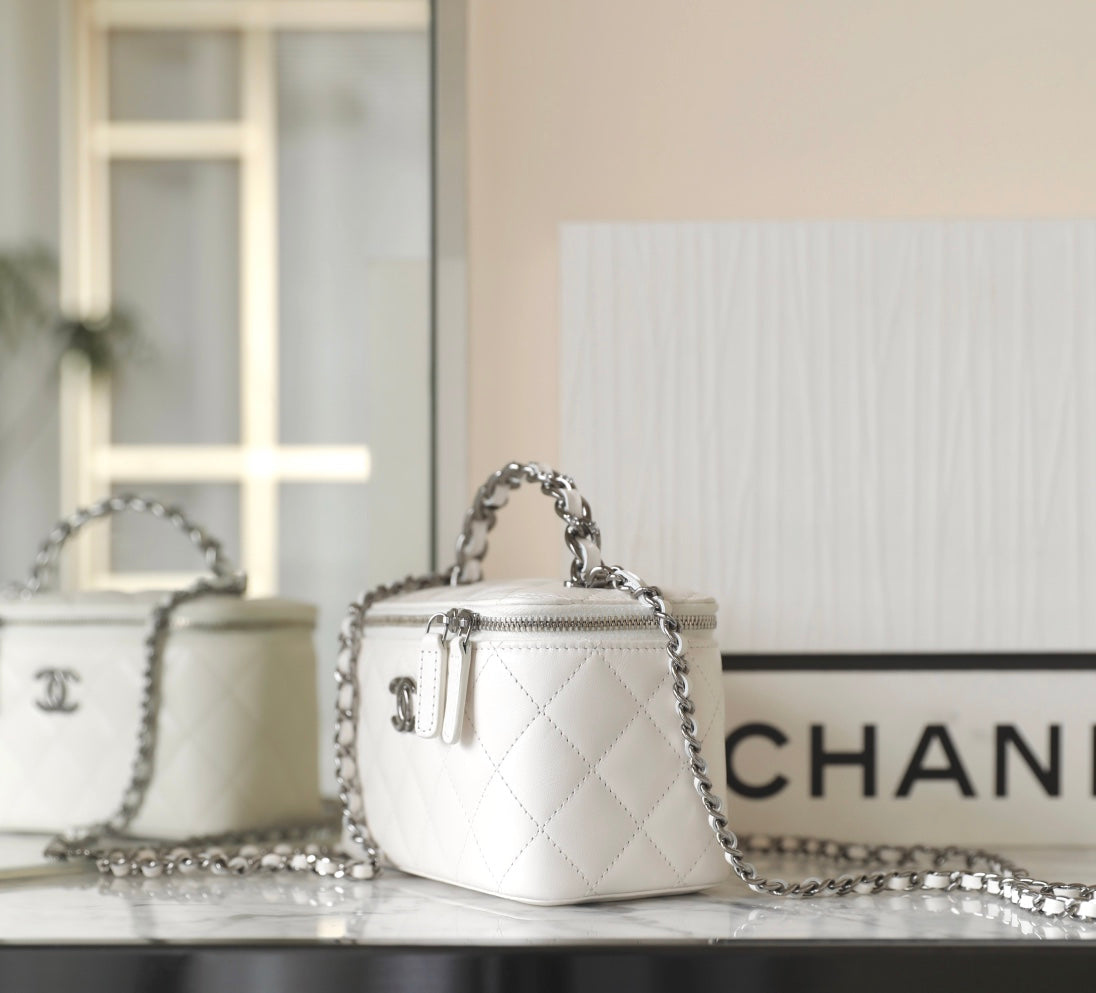 TROUSSE DE VANITY CC 17 EN CUIR D'AGNEAU BLANC QUINCAILLERIE ARGENTÉE 