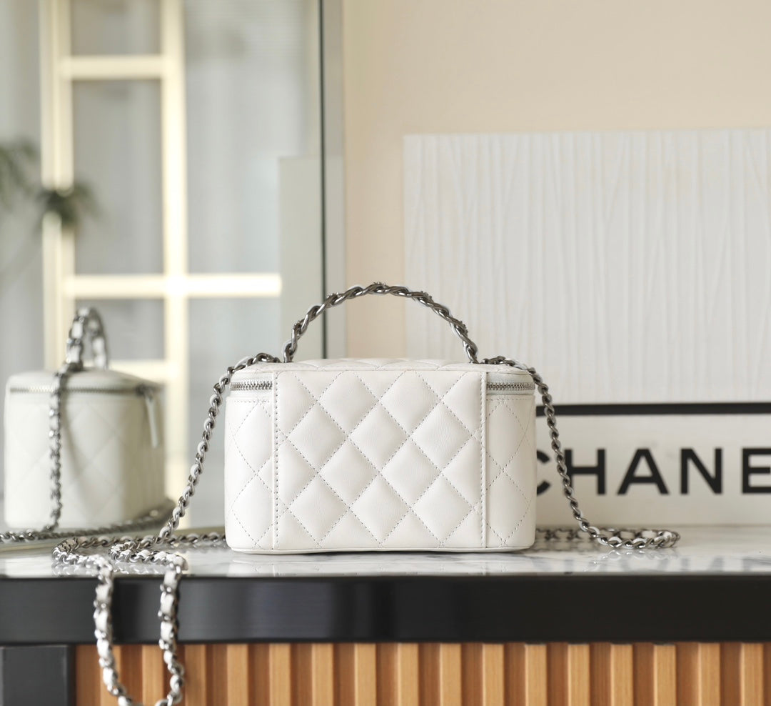 TROUSSE DE VANITY CC 17 EN CUIR D'AGNEAU BLANC QUINCAILLERIE ARGENTÉE 