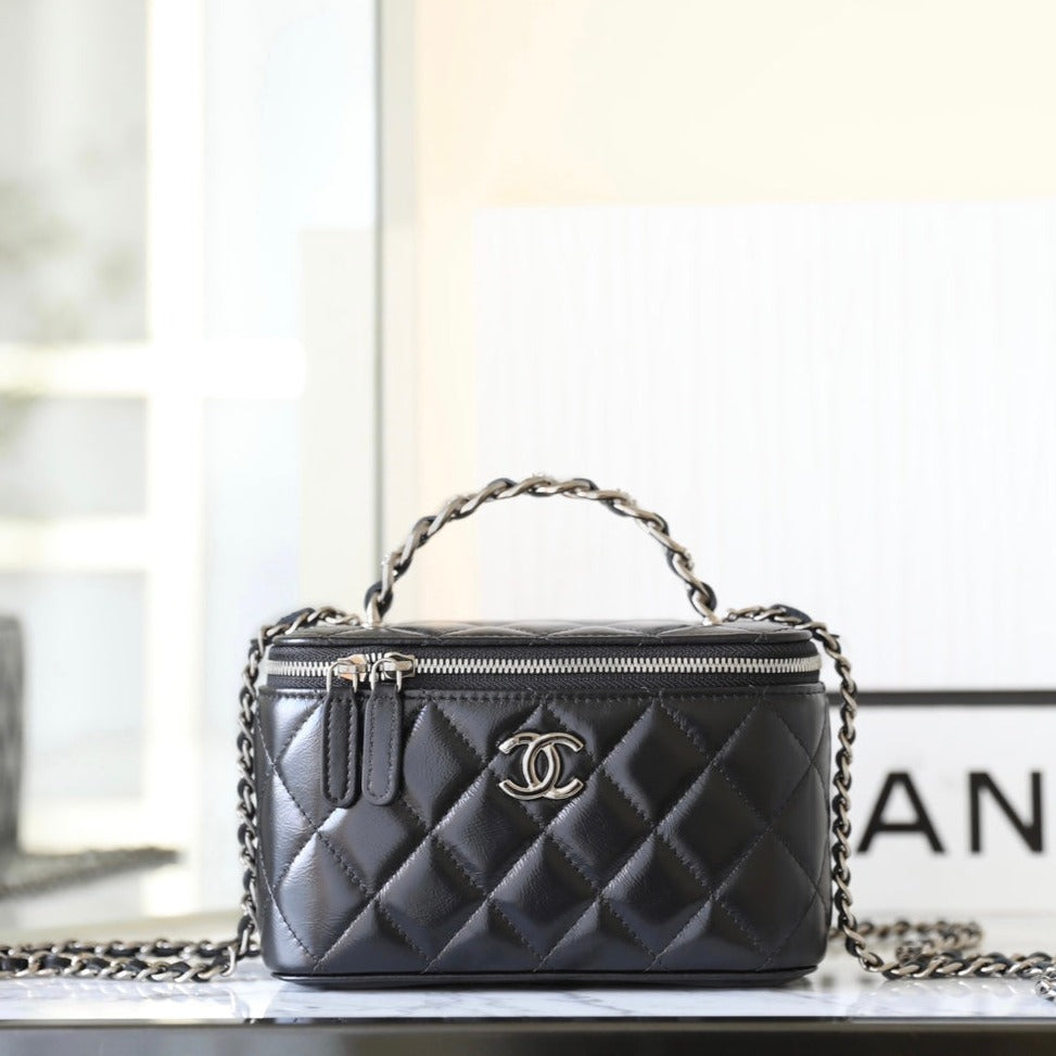 TROUSSE DE VANITÉ CC 17 EN CUIR D'AGNEAU NOIR ET QUINCAILLERIE ARGENTÉE 