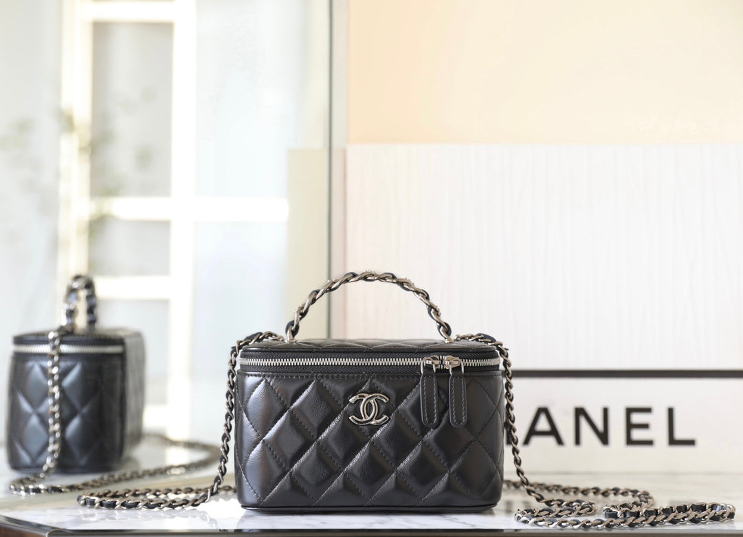 TROUSSE DE VANITÉ CC 17 EN CUIR D'AGNEAU NOIR ET QUINCAILLERIE ARGENTÉE 
