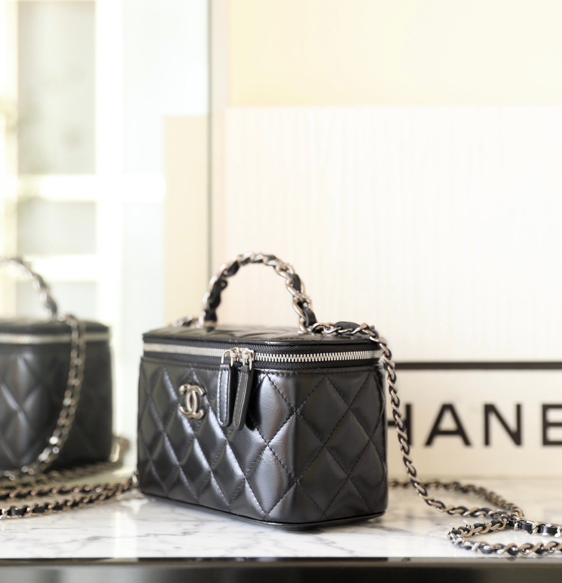 TROUSSE DE VANITÉ CC 17 EN CUIR D'AGNEAU NOIR ET QUINCAILLERIE ARGENTÉE 