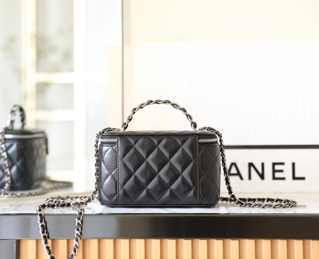TROUSSE DE VANITÉ CC 17 EN CUIR D'AGNEAU NOIR ET QUINCAILLERIE ARGENTÉE 