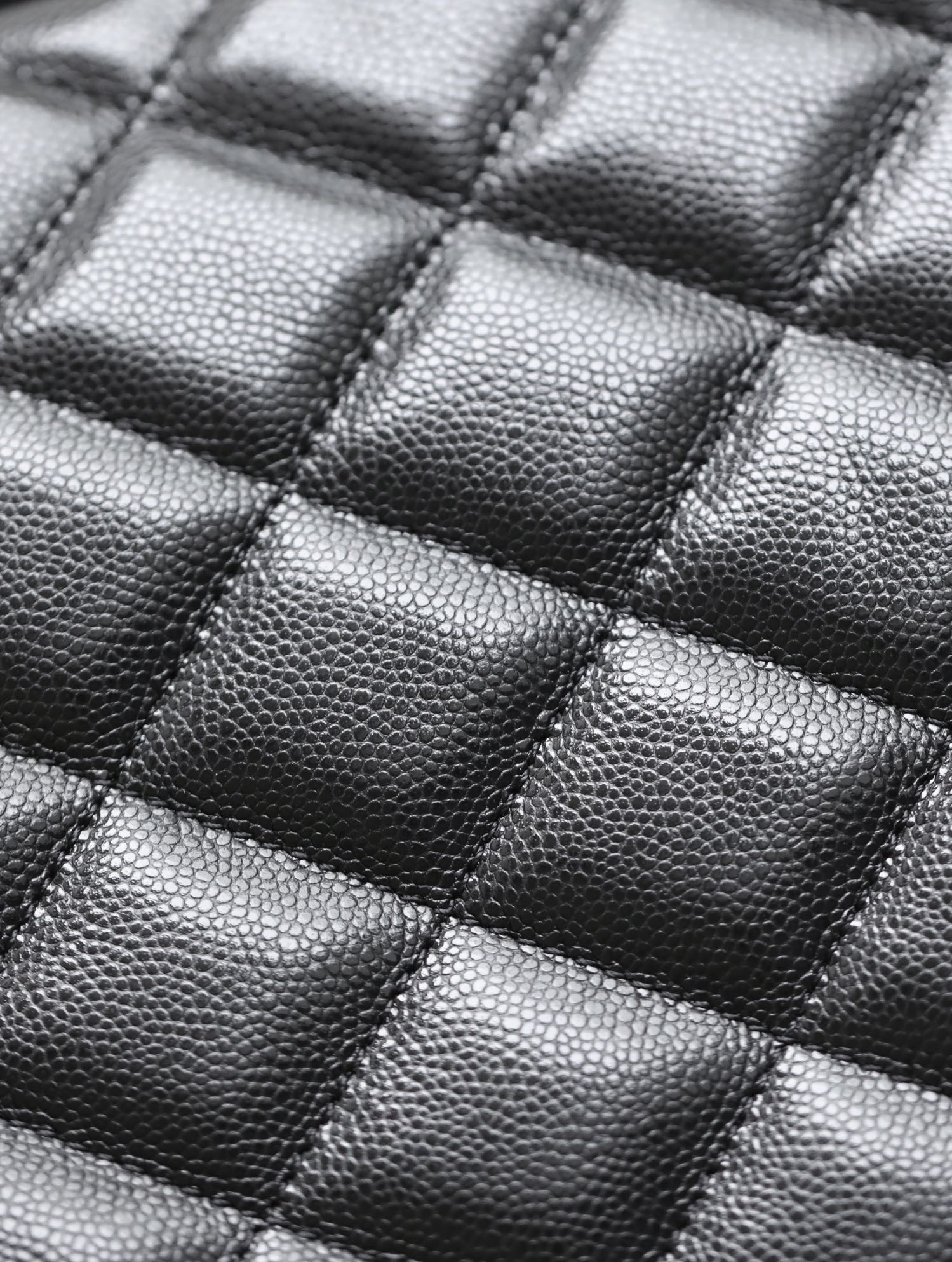SAC À RABAT MAXI 40CM NOIR CAVIAR QUINCAILLERIE ARGENTÉE 