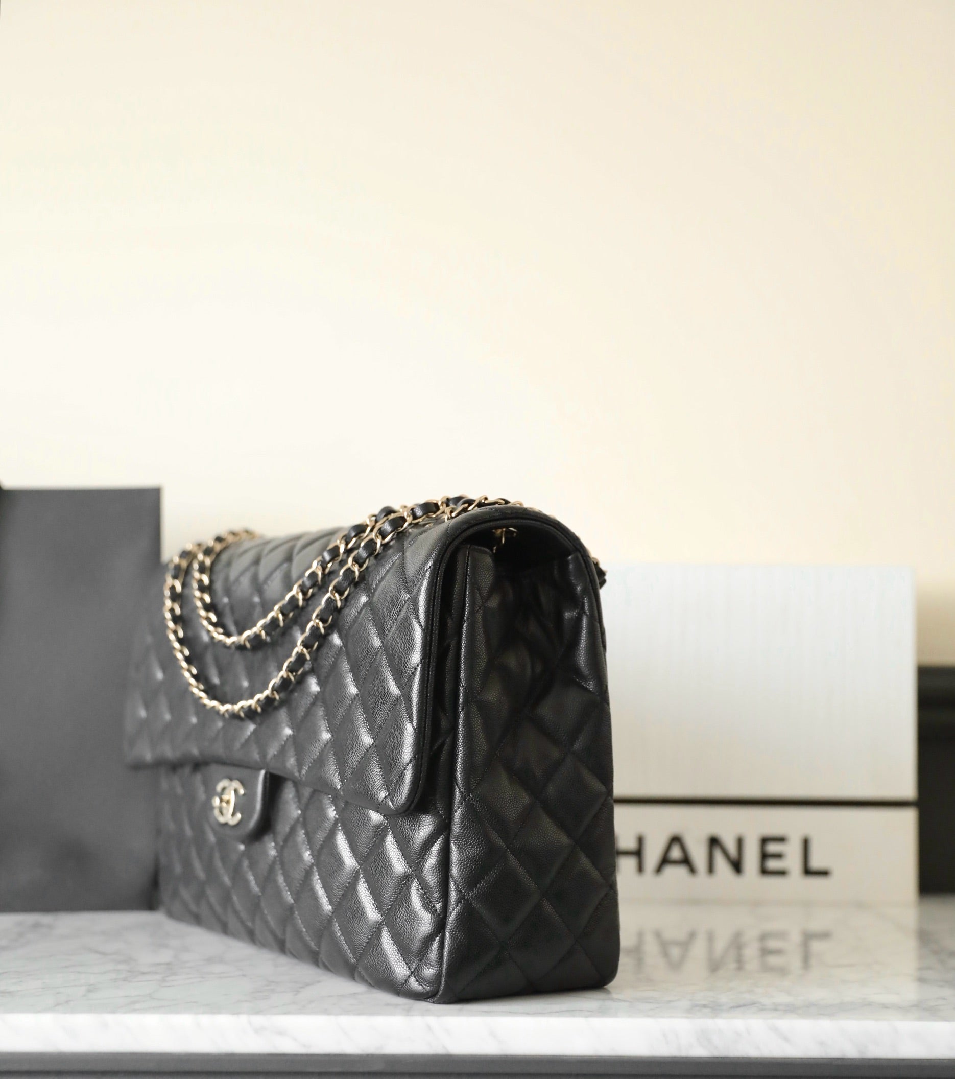 SAC À RABAT MAXI 40CM NOIR CAVIAR QUINCAILLERIE ARGENTÉE 