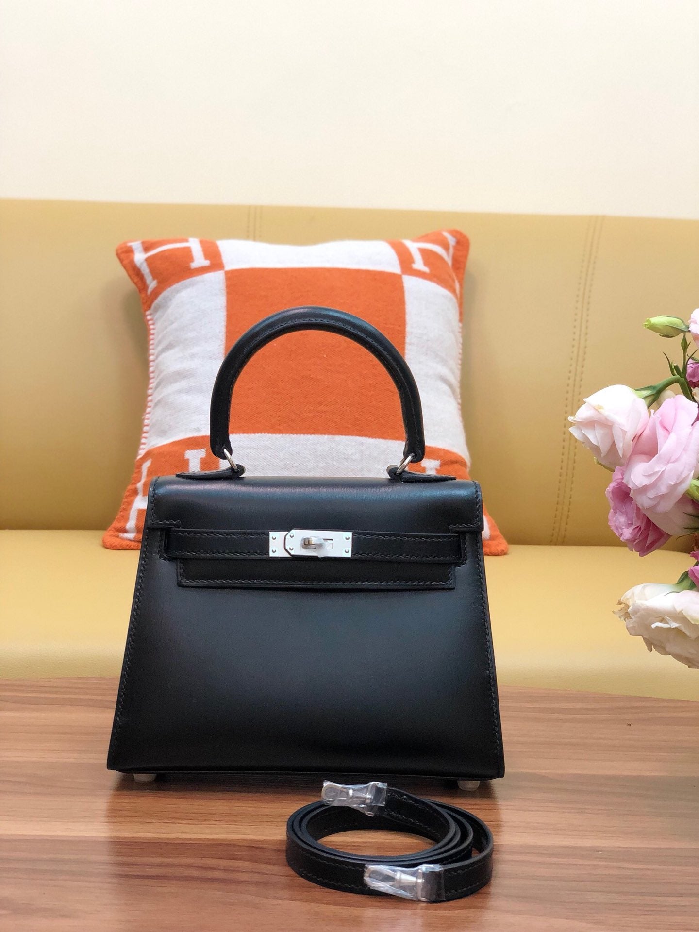 SAC KELLY MINI 20 EN CUIR DE VEAU LISSE NOIR AVEC QUINCAILLERIE ARGENTÉE (FABRIQUÉ SUR COMMANDE)