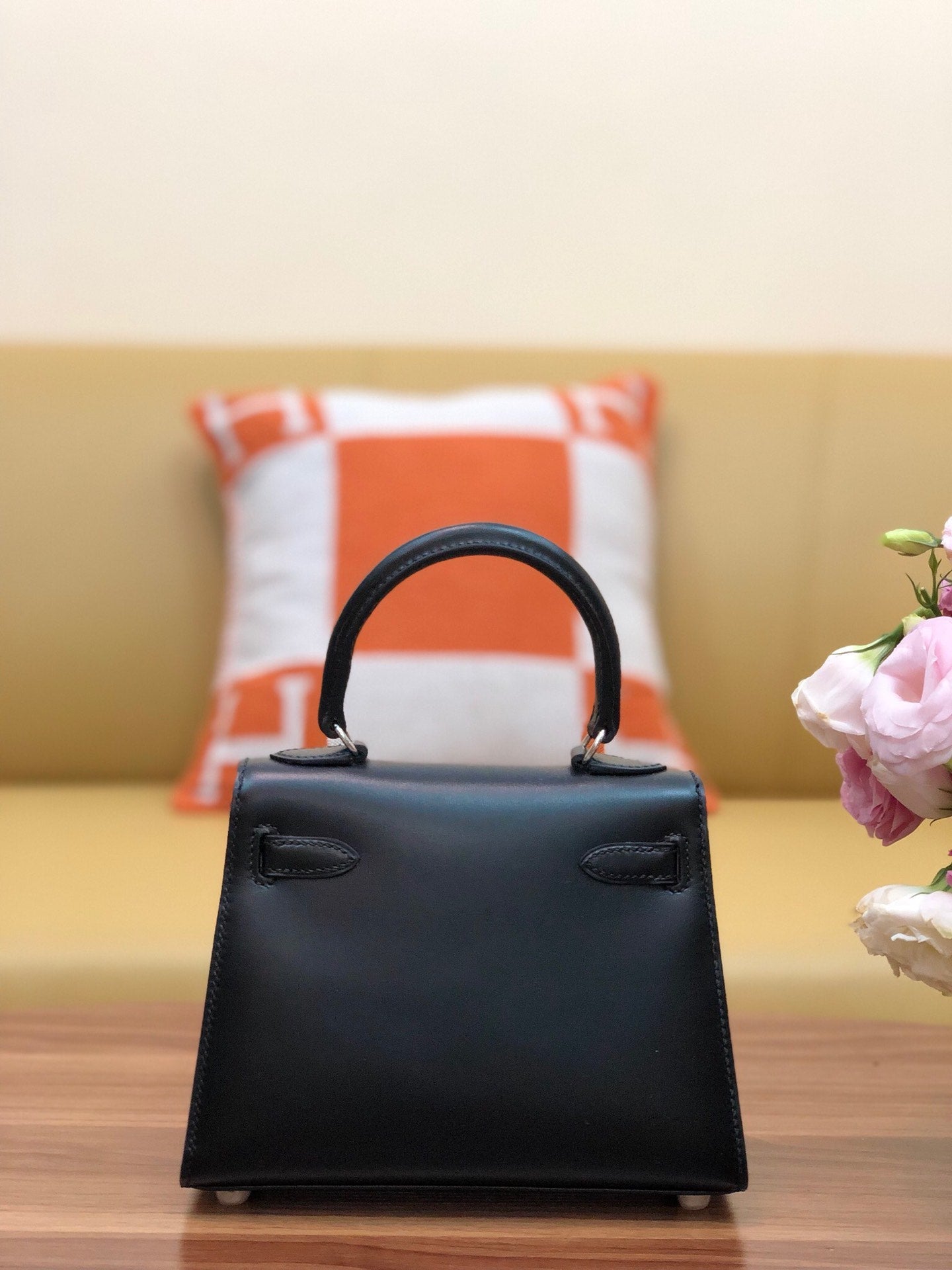 SAC KELLY MINI 20 EN CUIR DE VEAU LISSE NOIR AVEC QUINCAILLERIE ARGENTÉE (FABRIQUÉ SUR COMMANDE)