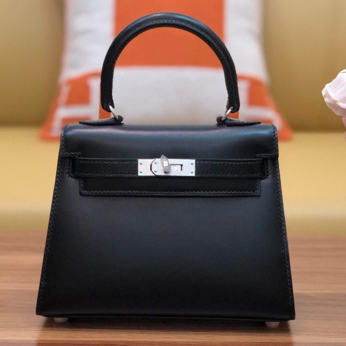 SAC KELLY MINI 20 EN CUIR DE VEAU LISSE NOIR AVEC QUINCAILLERIE ARGENTÉE (FABRIQUÉ SUR COMMANDE)
