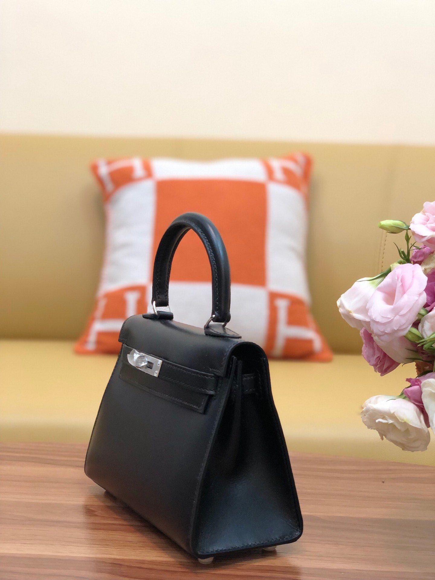 SAC KELLY MINI 20 EN CUIR DE VEAU LISSE NOIR AVEC QUINCAILLERIE ARGENTÉE (FABRIQUÉ SUR COMMANDE)