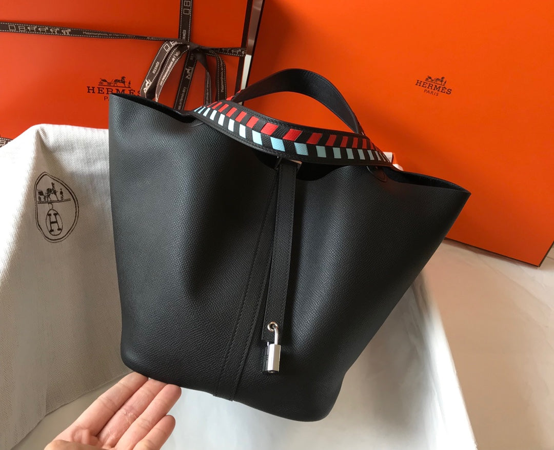 HM PICOTIN LOCK 18 CUIR EPSOM NOIR AVEC BRACELET TRESSÉ