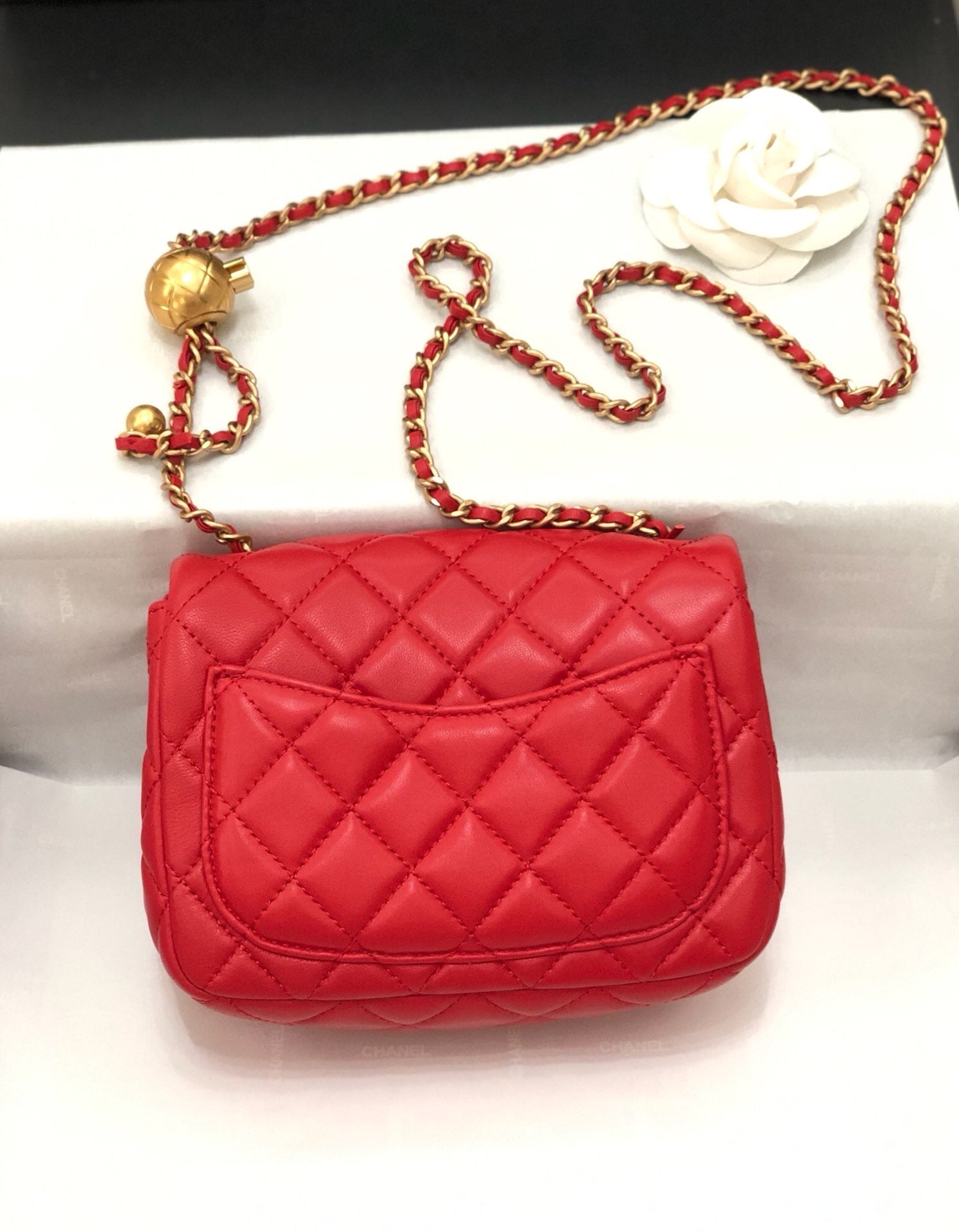 MINI SAC À RABAT CLASSIQUE CARRÉ 17 CM CUIR D'AGNEAU ROUGE QUINCAILLERIE DORÉ