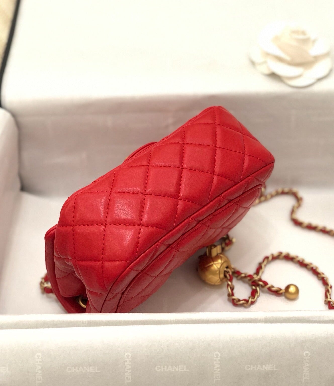 MINI SAC À RABAT CLASSIQUE CARRÉ 17 CM CUIR D'AGNEAU ROUGE QUINCAILLERIE DORÉ