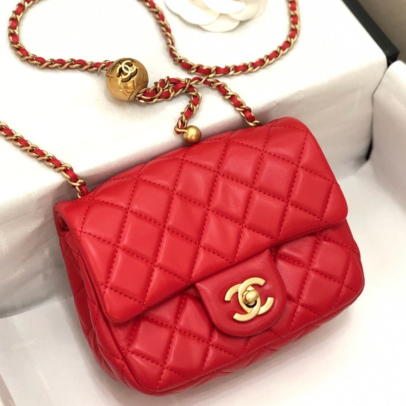 MINI SAC À RABAT CLASSIQUE CARRÉ 17 CM CUIR D'AGNEAU ROUGE QUINCAILLERIE DORÉ