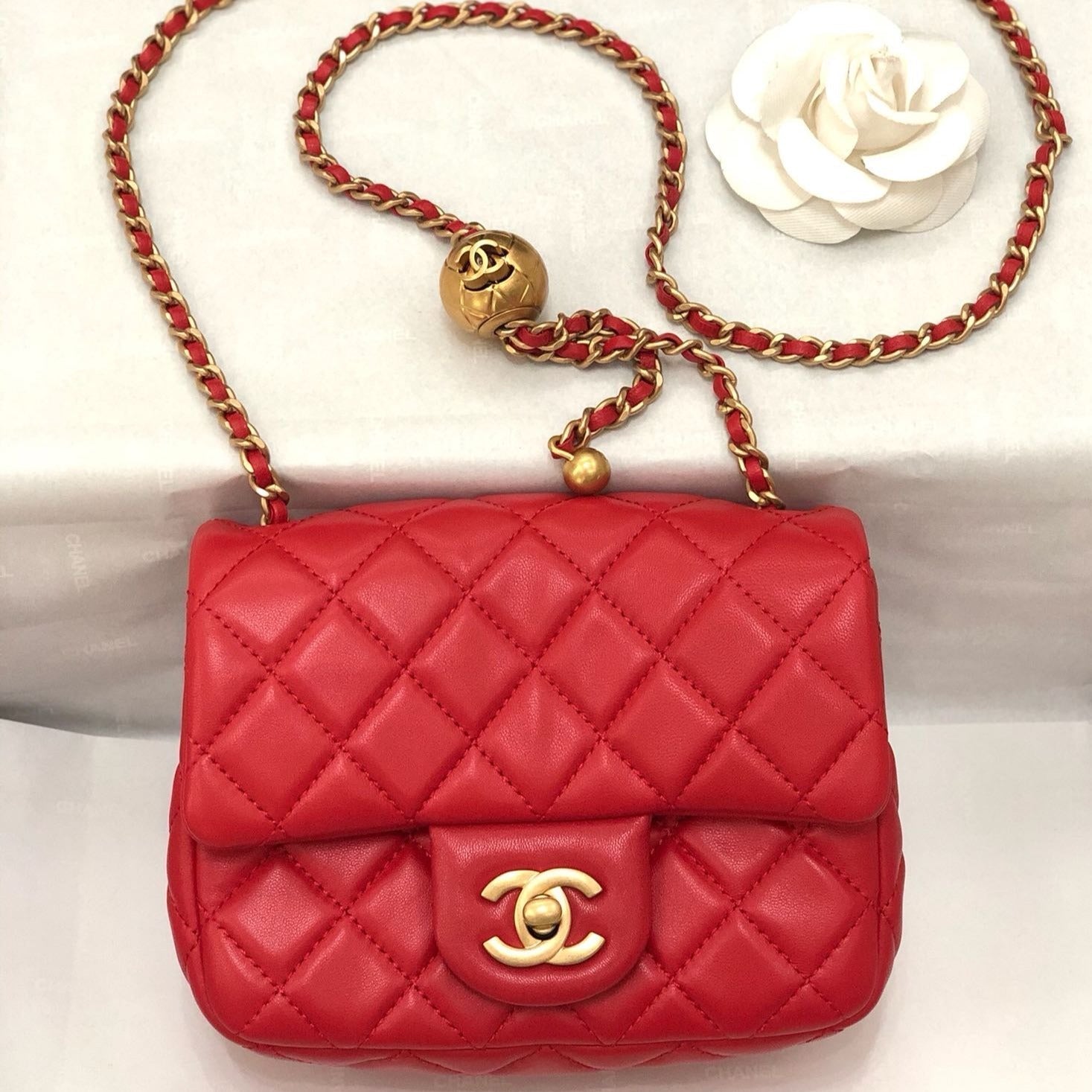 MINI SAC À RABAT CLASSIQUE CARRÉ 17 CM CUIR D'AGNEAU ROUGE QUINCAILLERIE DORÉ