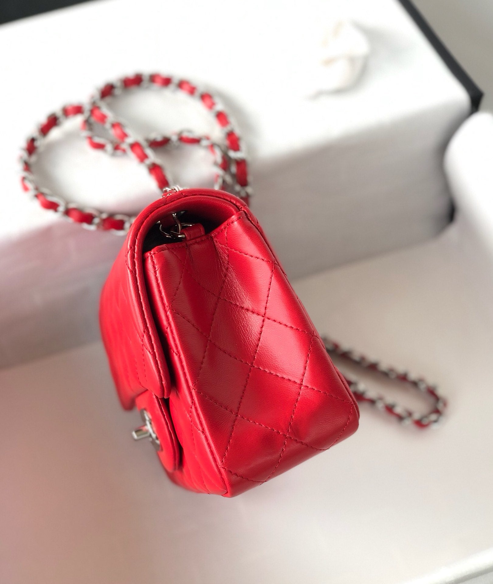 MINI SAC À RABAT CARRÉ 17 CM EN CUIR D'AGNEAU ROUGE QUINCAILLERIE ARGENTÉE