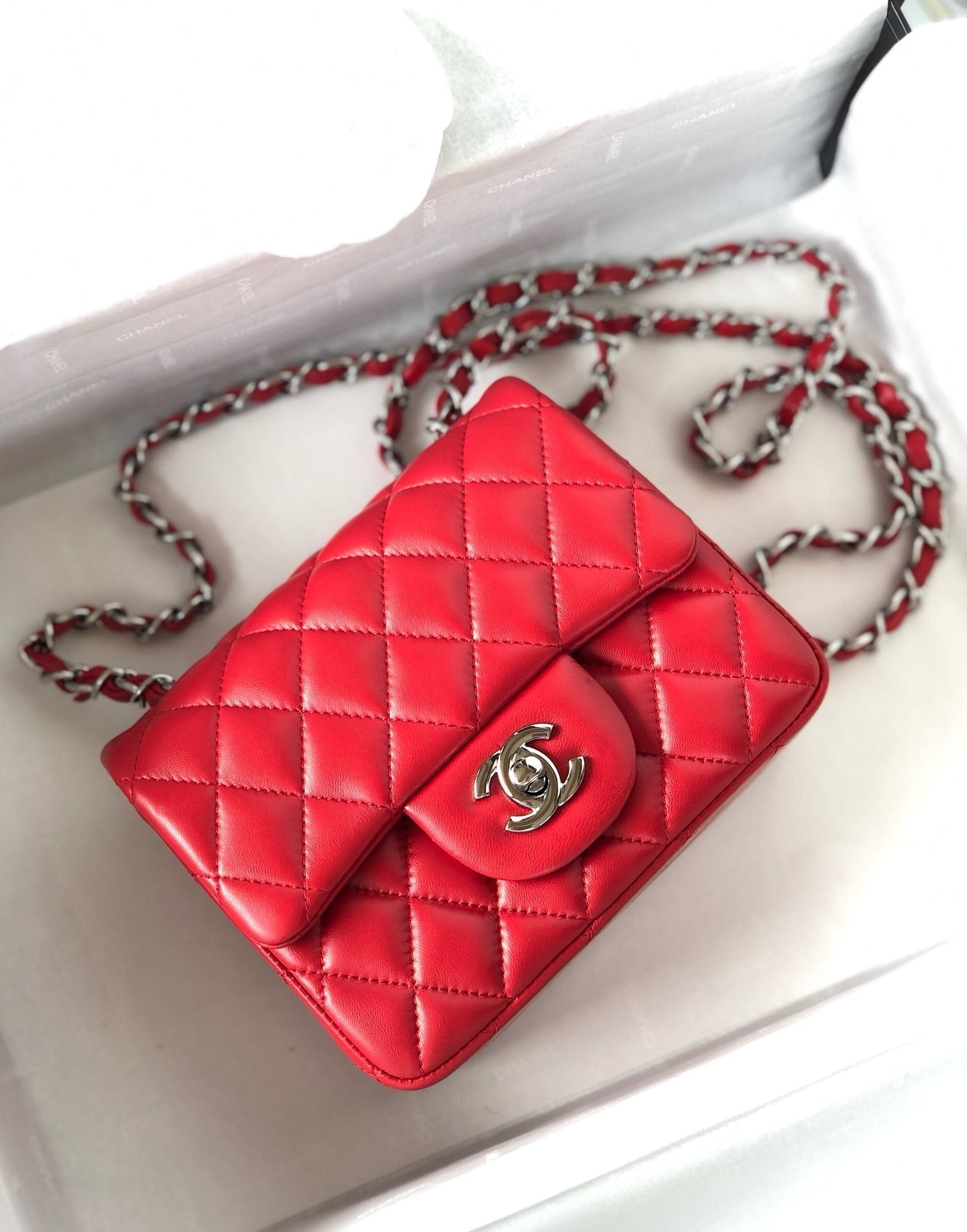 MINI SAC À RABAT CARRÉ 17 CM EN CUIR D'AGNEAU ROUGE QUINCAILLERIE ARGENTÉE
